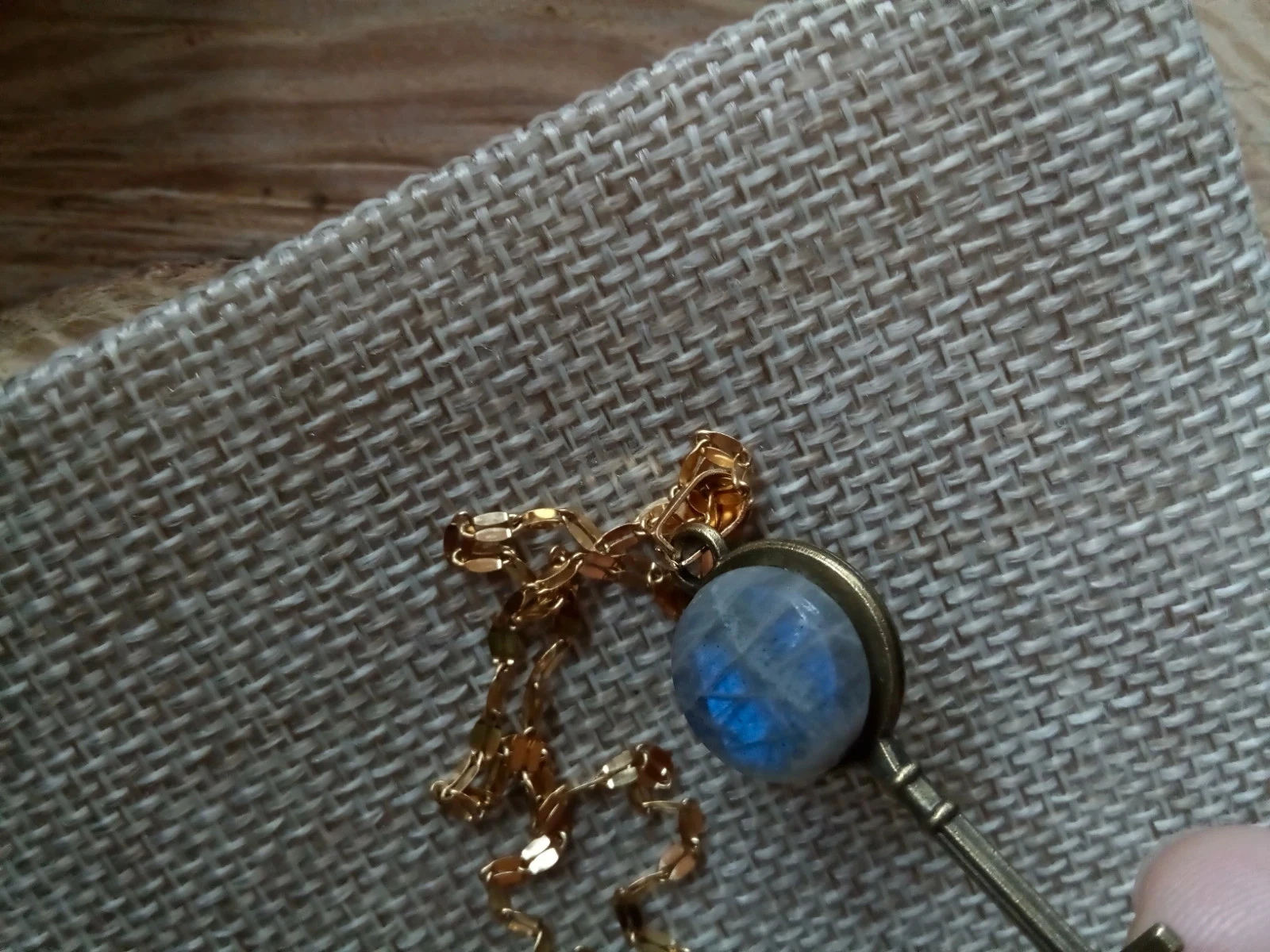 Collier clé avec pierre de labradorite à reflets bleutés – photo 5